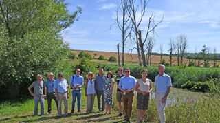 Gelungener Naturschutz: Bei einem Besuch im Flurneuordnungsgebiet „Insinger Bach“ in Wittighausen überzeugten sich die Grünen Staatssekretärin Gisela Splett (Fünfte von rechts) und ihre Kollegin Sabine Kurtz (Zweite von rechts) zusammen mit Landrat Christoph Schauder (Dritter von rechts) und Bürgermeister Marcus Wessels (Vierter von rechts), dass die Landesgelder auf den Flächen gut investiert sind.