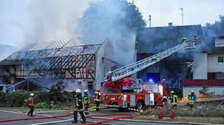 Großbrand im Creglinger Stadtteil Münster: Ein landwirtschaftliches Anwesen mitten im Ort ist betroffen.