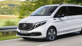 Optisch gegenüber der V-Klasse mit Verbrennungsmotor nur minimal verändert: Der elektrische EQV von Mercedes fährt mit Chromlamellen am Kühlergrill vor.