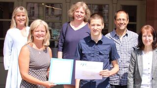 Auszeichnung: Das Bild zeigt (von links) Heike Theiler-Markert (Bürgerstiftung), Bürgermeisterin Anette Schmidt, Fabian Michel mit seinen Eltern und Studiendirektorin Sigrid Böhrer.