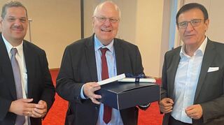 Nach 20 Jahren als Verantwortlicher für Organisation, Finanz- und Rechnungswesen bei der Kurverwaltung Bad Mergentheim wurde Peter Johannsen (Mitte) in den Ruhestand verabschiedet. Unser Bild zeigt ihn mit Kurdirektor Sven Dell (links) und Prof. Dr. Wolfgang Reinhart.