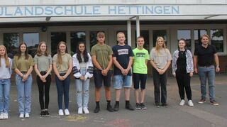 Ein guter Jahrgang verlässt mit dem Hauptschulabschluss die Baulandschule Hettingen. Darüber freuten sich auch Klassenlehrer Rico Stahl (links) und Schulleiter Jochen Köpfle.