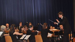 Felix Krüger dirigiert das Tauberbischofsheimer Grünewald-Orchester, das am Samstag im Kursaal gastiert.