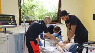 Das Caritas-Krankenhaus ist jetzt zertifiziert als „ACLS Trainings-Site“: An einer speziellen Trainingspuppe können Ärzte, Notfallsanitäter und Pflegekräfte gemeinsam Notfalleinsätze praxisnah simulieren, damit im Ernstfall jeder Handgriff sitzt.