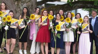Die Absolventinnen der zweijährigen Berufsfachschule für Kinderpflege (2BFHK2) wurden an der Helene-Weber-Schule verabschiedet.