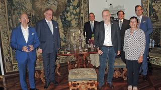 Die restaurierten „Schönen Gemächer“ im Weikersheimer Schloss wurden mit einem Festakt eröffnet und sind ab diesem Wochenende wieder zugänglich. Unser Bild zeigt (von links) SSG-Geschäftsführer Michael Hörrmann, Projektleiter Dr. Ralf Wagner, Philipp Fürst zu Hohenlohe-Langenburg, stellvertretenden Bürgermeister Jürgen Vossler, SSG-Geschäftsführer Manuel Liehr, die Leiterin der Schlossverwaltung Monika Menth und Ersten Landesbeamten Florian Busch.