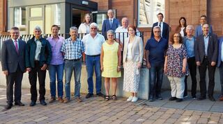 Landrat Dr. Achim Brötel ehrte oder verabschiedete 13 Mitarbeiter bei einer Feierstunde im Hauptgebäude des Landratsamts in Mosbach.
