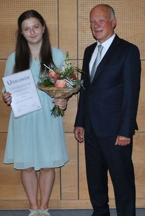 Rektor-Faulhaber Preisträgerin Leni Hellinger mit Bürgermeisterstellvertreter Hubert Segeritz.