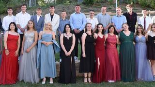 Die Zehntklässler der Martin-von-Adelsheim-Schule freuen sich mit ihren Lehrern über den Realschulabschluss.