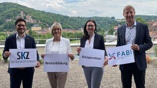 Ein weiterer Meilenstein wurde gelegt: Wolfgang Reiner und Melanie Renje, Vorstandsmitglieder von Fabi Main-Tauber, Bärbel Haas, Projektleiterin des Fabi- Weiterbildungsverbundes, und Matthias Ruff, Vertriebsleiter des SKZ Würzburg (von rechts), freuen sich über die neue Kooperation und die Erweiterung des Fabi-Weiterbildungsportfolios im Kunststoffbereich.