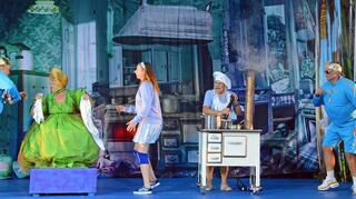 Alice (Cathleen Fink) gerät im Wunderland zwischen die Fronten: Für Stress auf der Bühne und Lacher beim Publikum sorgen die rappenden Zwillinge Dideldum und Dideldei (Lukas Schäfer und Heiko Rumm).