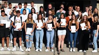 Schülerinnen und Schüler zweier elfter WG-Klassen an der Frankenlandschule Walldürn schnitten beim FN-Projekt „Faktenchecker“ am besten ab. Sie erhielten nun ihre Urkunden.