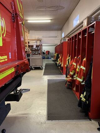 Umziehen in der Halle direkt hinter den Einsatzfahrzeugen.