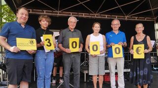 Groß war die Freude bei der Scheckübergabe von Vertretern des Lions Clubs an die Verantwortlichen der Joseph-Martin-Kraus-Musikschule.
