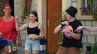 Zum Rahmenprogramm trägt auch der Theaterverein Reinsbronner Bühnenzinnober bei. Er zeigt einen Sketch aus seiner diesjährigen Sommersaison.