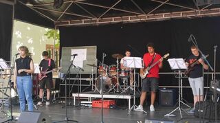 „JMK-Jam“ (links) unter der Leitung von Holger Koester begeisterte mit gutem Gesang und griffigen Arrangements. Eine weitere Bereicherung des Programms stellte das Akkordeonensemble (rechts) von Nelli Wirch dar.