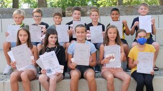 Die erfolgreichsten Schüler des MSG beim Bundesjugendschreiben und den verschiedenen Tests im Zehnfingerschreibkurs mit ihren Urkunden und Wertgutscheinen. Zweite von links vorne: Leni Henninger.