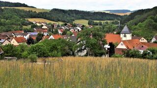 Über die ehemalige badische Landesgrenze hinweg wurde Dainbach nach Bad Mergentheim eingemeindet. Im Gegensatz zu anderen Dörfern, die ebenfalls landschaftlich schön eingebettet liegen, gab es hier ein fast einstimmiges Votum für die Eingliederung.