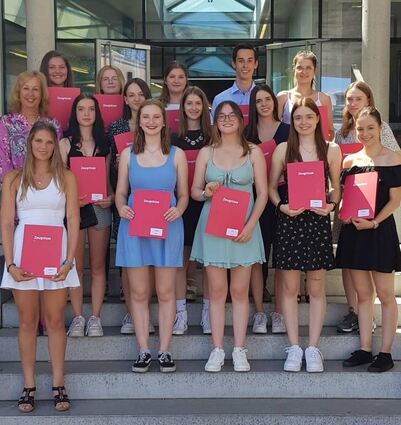 Die Schülerinnen und Schüler der Klasse 1BK1P1 mit ihrer Klassenlehrerin Birgit Faulhaber (es fehlen Larissa Bierbaum und Jenny Ebert).