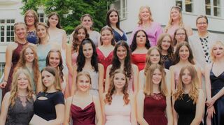 Die Abschlussschüler der Realschule St. Bernhard: Die Klasse 10 a (links) und die Klasse 10b.