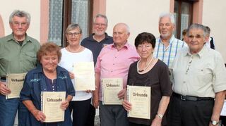 Die anwesenden geehrten passiven Mitglieder mit dem Vorsitzenden Wendelin Bundschuh (Bild links) sowie die aktiven geehrten Mitglieder (rechtes Bild) Carsten Wolfart, Carmen Bundschuh und Christian Schmieg mit dem Vizevorsitzenden des Blasmusikverbandes Tauber-Odenwald-Bauland, Alois Schreck (rechts) und dem Vorsitzenden Wendelin Bundschuh links).