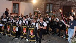 Bei der Sommer-Serenade des Musikvereins Hochhausen am Samstagabend im Grünauer Hof präsentierte das Orchester, umrahmt von Fackelträgern, ein breitgefächertes Programm.