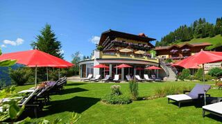 Schöner kann ein Hotel kaum liegen wie das Gut Berg hoch über dem Salzachtal im Pongau bei St. Johann. Die Liegewiese lockt, der Pool liegt wettersicher hinter Glas.