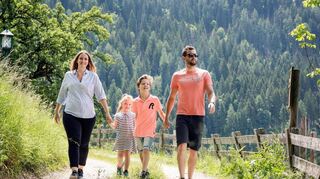 Direkt am Hotel beginnen Wanderwege und Mountainbike-Touren. Die Kids können sich auf ein echtes Bauernhofleben freuen. Mitmachen ist erwünscht.