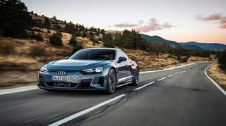 mid München - Kraftvoller Auftritt: Wo der Audi e-tron GT auftaucht, sind ihm die Blicke der Leute sicher.