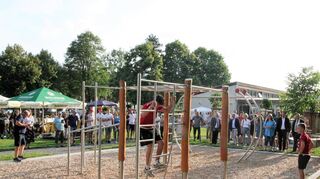 An den Outdoor-Fitness-Geräten führten Jugendliche einige praktische Übungen vor.