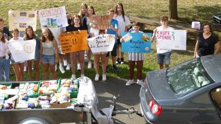 Schüler des Matthias-Grünewald-Gymnasiums sammelten Lebensmittel für den Tafelladen.