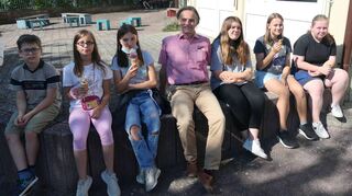 Inmitten seiner Schülerinnen und Schüler an der Werkrealschule Urphar-Lindelbach fühlt sich Dieter Fauth wohl. Nun geht er in den Ruhestand. Er hat in den letzten drei Jahren als kommissarischer Schulleiter viel für die Schule erreicht.