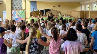 Die Mandelzwerge begeisterten die Grundschüler ihrer Heimatgemeinde mit ihrem Auftritt.