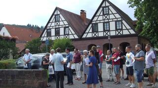Bei einem Rundgang durch die Altstadt der Marktgemeinde Kreuzwertheim machte sich der Gemeinderat ein Bild darüber, welche Möglichkeiten und Maßnahmen im Rahmen der Stadtentwicklung möglich sind.