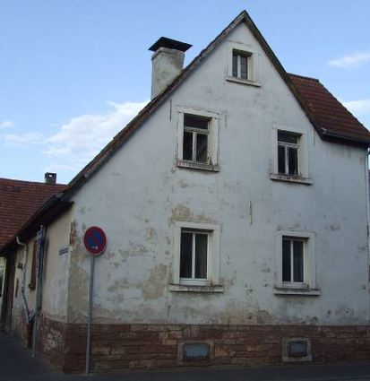 Ein Gebäude, bei dem Sanierungsbedarf besteht.