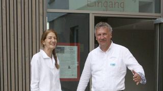Architektin Dagmar Bürkhauser und Bauherren-Vertreter Robert Hellstern vor dem Eingangsbereich des Neubaues.