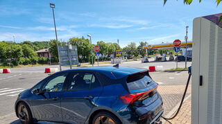 mid Groß-Gerau - Im Hintergrund noch zu sehen sind die vier nagelneuen Shell 300 kW DC Ladesäulen ... die wegen technischem Defekt leider alle nicht funktional waren.