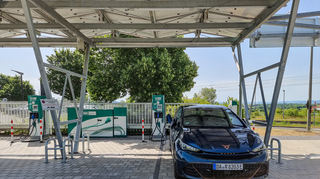 mid Groß-Gerau - Mal eine positive Ausnahme in Erfurt - eine überdachte Ladesäule. Aber auch hier ein paar Kritikpunkte: Die Parkplätze sind an der Seite recht schmal und es wird maximal mit 50 kW DC geladen. Etwas zu trinken finden wir auch hier nicht.