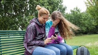 Das Internet birgt Gefahren, da viele Jugendliche mit Hassbotschaften und Cybermobbing zu kämpfen haben.