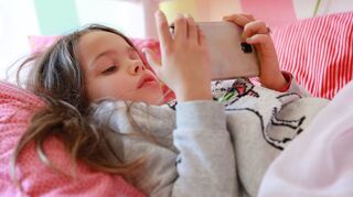 Für viele Kinder und Jugendliche sind Smartphones zu alltäglichen Begleitern geworden.
