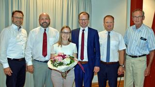 Der in geheimer Wahl einstimmig bestellte Amtsverweser Simon Michler mit Ehefrau Martina, eingerahmt von den drei stellvertretenden Bürgermeistern und Ortsvorsteher Gerhard Hauff (rechts). Zur Begrüßung gab’s neben dem obligatorischen Blumenstrauß auch das Heimatbuch von Niederstetten.
