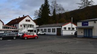 Die Suche nach einem neuen Investor für die Appel-Gruppe in Königshofen war erfolgreich. Die Firma Rüster aus Deggingen, ebenfalls ein Automobilzulieferer, übernimmt die beiden Standorte in Königshofen und Gedern sowie die rund 300 dort beschäftigten Mitarbeiter.