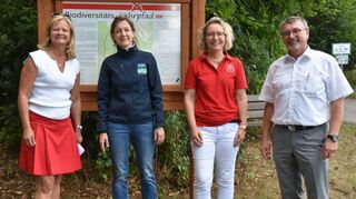 Stolz auf den neuen Pfad (von links): Bürgermeisterin Anette Schmidt, Landesge-schäftsführerin der Schutzgemeinschaft Deutscher Wald, Nicole Fürmann, Dr. Sabine Münch und Dr. Kurt Mezger vom Regierungspräsidium Stuttgart.