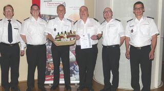 Aufgrund seiner Verdienste um das Feuerwehrwesen wurde der ehemalige KBM Alfred Wirsching (Dritter von rechts) zum Ehrenmitglied der Kreisfeuerwehrverbandes ernannt. Mit dem Geehrten freuen sich Karl- Heinz Vath, Sebastian Quenzer, Jochen Herrschlein, Andreas Geyer und Heiko Wolpert (von links).