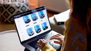Digitaler Schauraum: Um im neuen Auto Platz nehmen zu können, muss man den Fuß zuvor nicht unbedingt mehr ins Autohaus setzen.