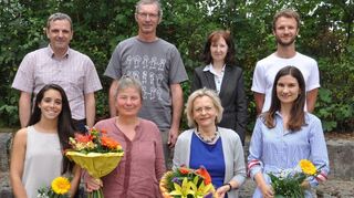 Die verabschiedeten Lehrer (von links): Johanna Schenk, Dietrich Röbbelen, Uta Weidemann, Detlef Scott Backes, Ulrike Endres, kommissarische Schulleiterin Sigrid Böhrer, Katharina Grgic und Oliver Fitterling.