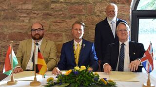 Partnerschaft bekräftigt: auf dem Bild (von links) die Bürgermeister David Cole, OB Markus Herrera Torrez, Jósef Völgyes und Richard Taplin.