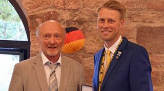 Klaus von Lindern (links) mit der silbernen Stadtmedaille geehrt.