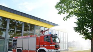 Da die Pumpe der Feuerwehr deutlich mehr Leistung als die des Bauhofs hat, rückten die Einsatzkräfte am Freitagmorgen in Walldürn an, um Wasser aus dem Hallenbad abzulassen. Das wird genutzt, um Zisternen zu füllen sowie Blumen und Bäume zu gießen.