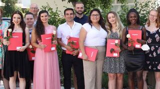 Die Absolventinnen und Absolventen der 3BFA3 (Staatlich anerkannte Altenpfleger/innen) mit ihrem Klassenlehrer Roland Stammel (Vierter von links)